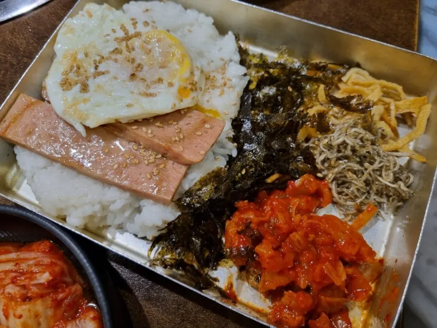 가족 저녁 식사로 차려진 고깃집 테이블