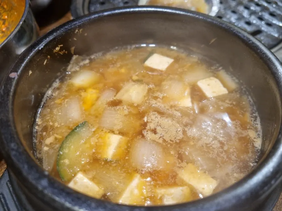 식사 마무리 무렵의 고깃집 테이블
