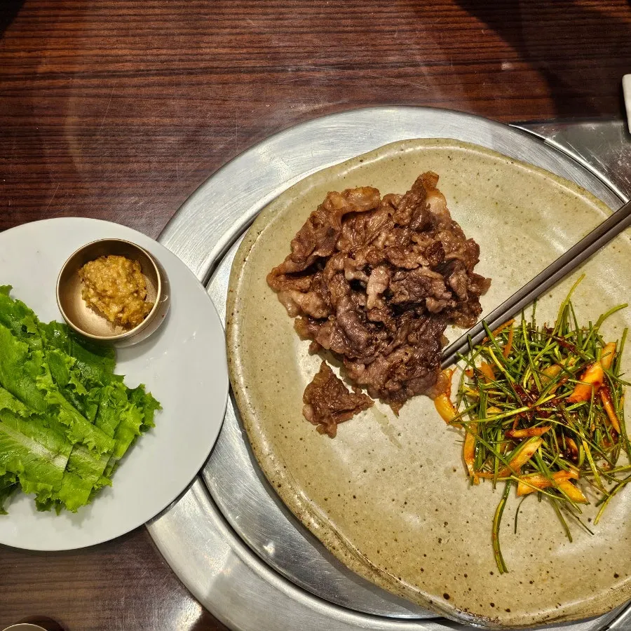 Hanwoo brisket and bulgogi served on a brassware plate at Gaehwaok