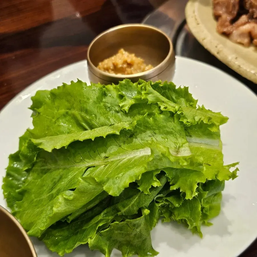 Lettuce wrap with bulgogi and scallion salad