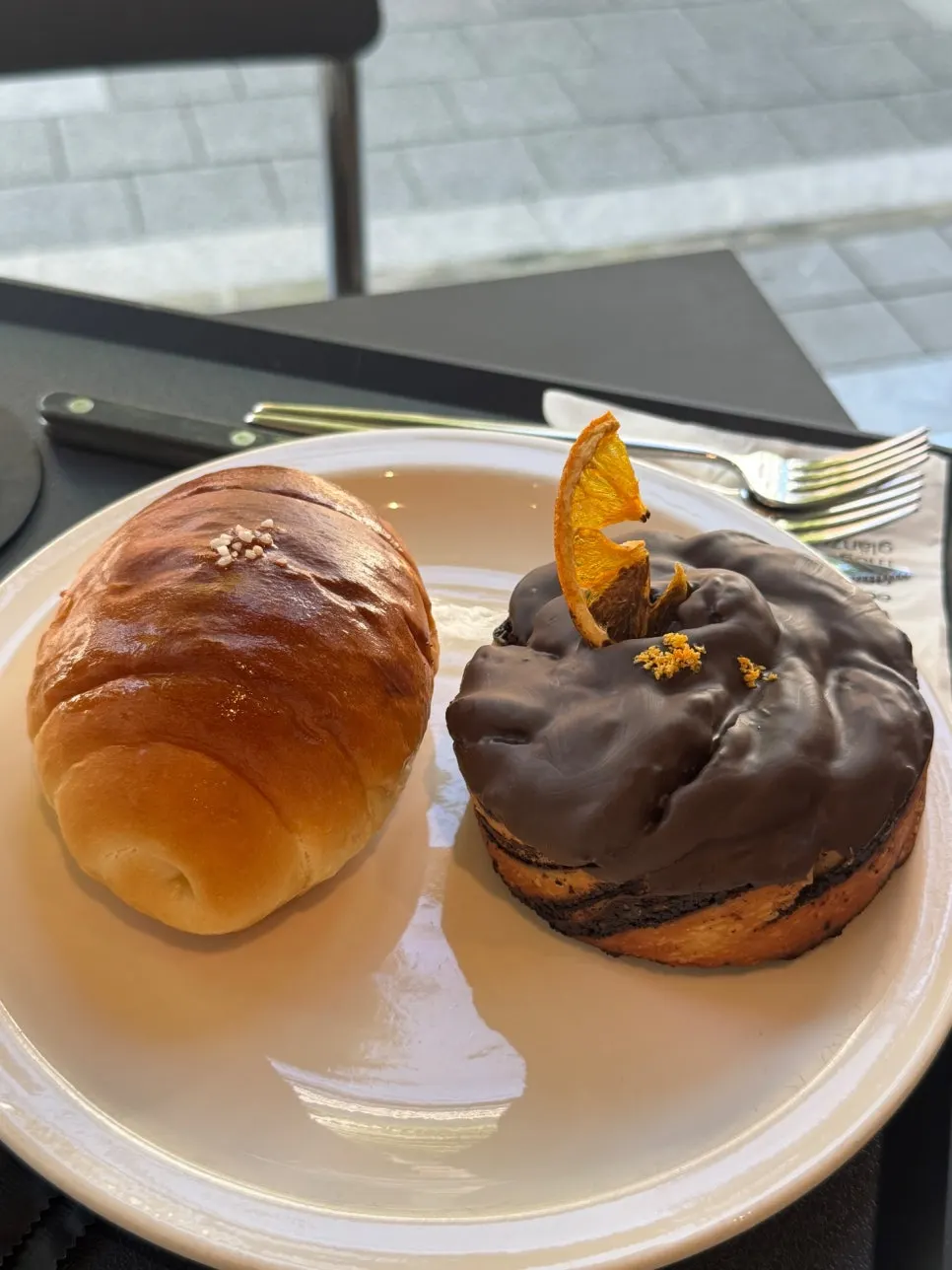소금빵과 초콜릿 바브카 조합
