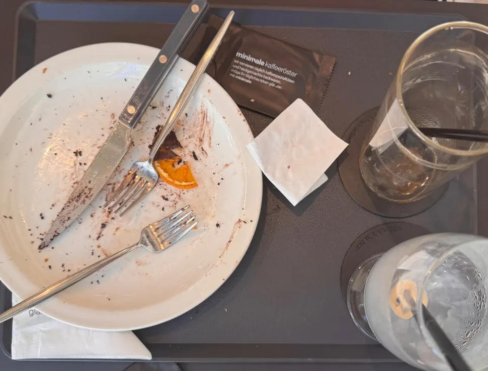 비운 빵 접시와 커피 컵