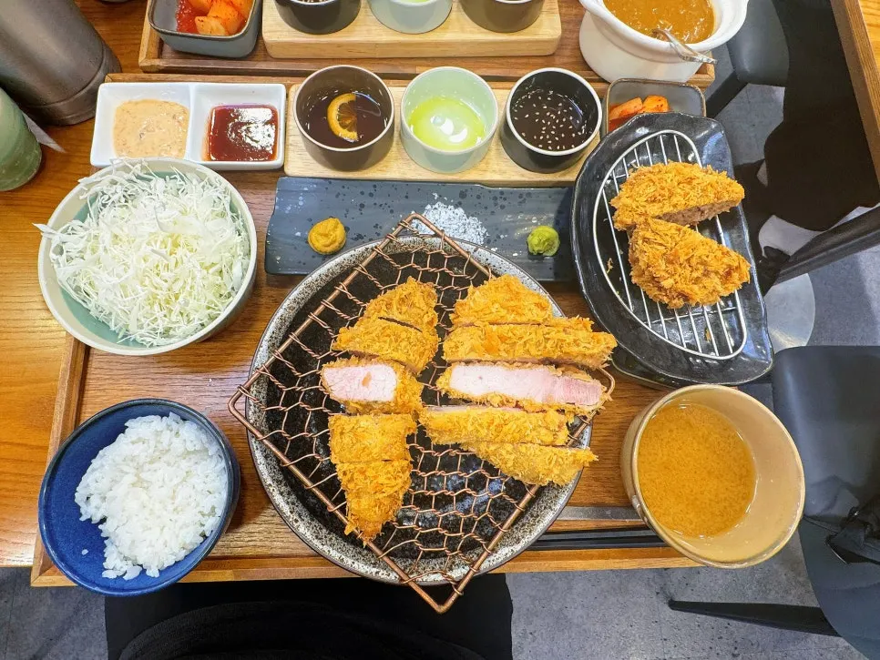 등심 안심 돈까스와 치즈 안심 돈까스 한 상