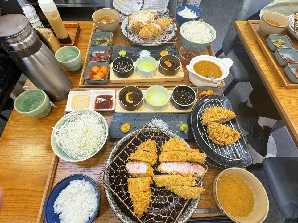 큼직하게 썰려 나온 리애 돈까스 접시