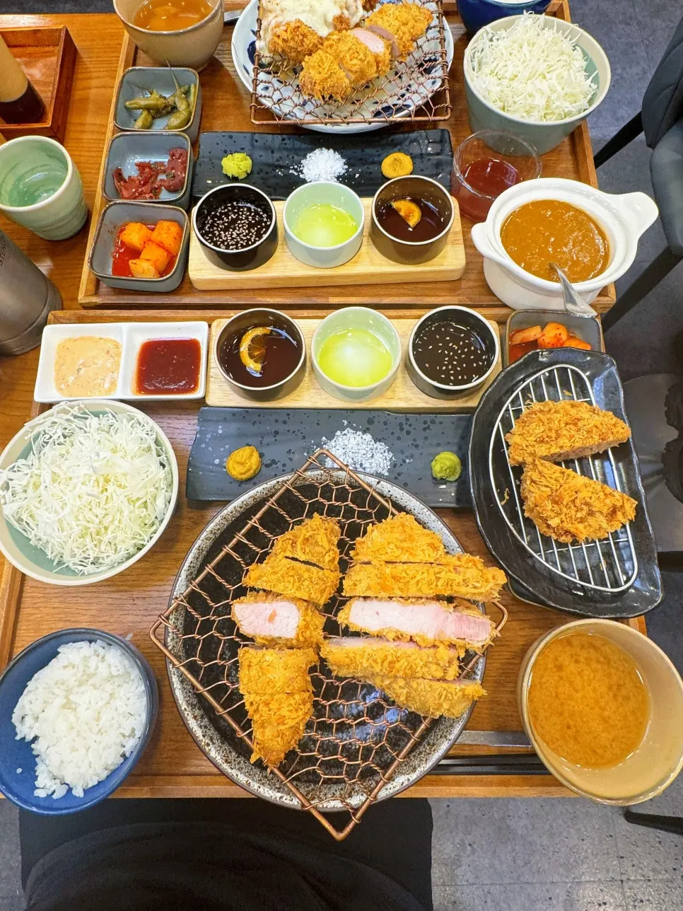 두께감 있는 등심 돈까스 단면