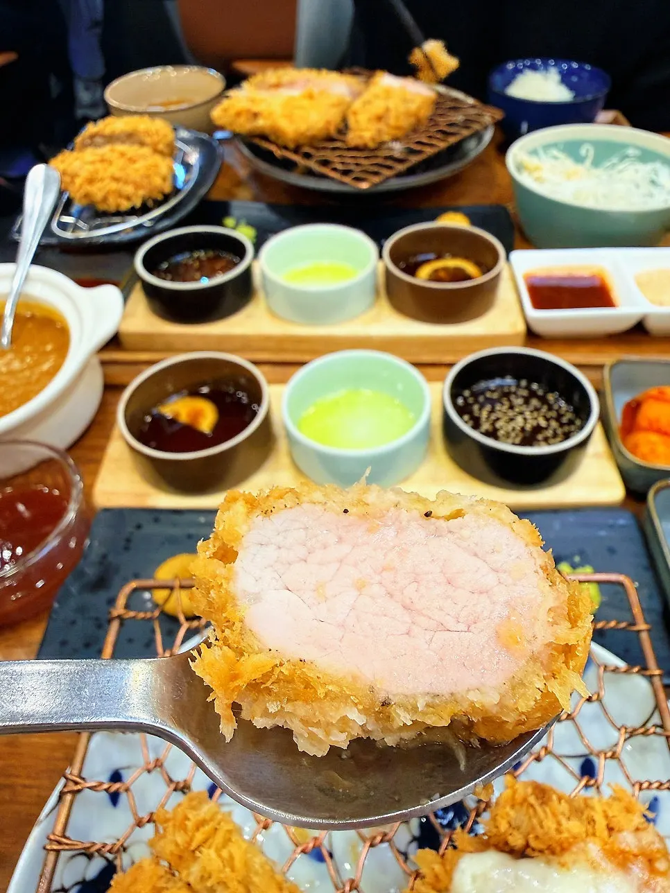 트러플 오일과 레몬 폰즈 간장 곁들임