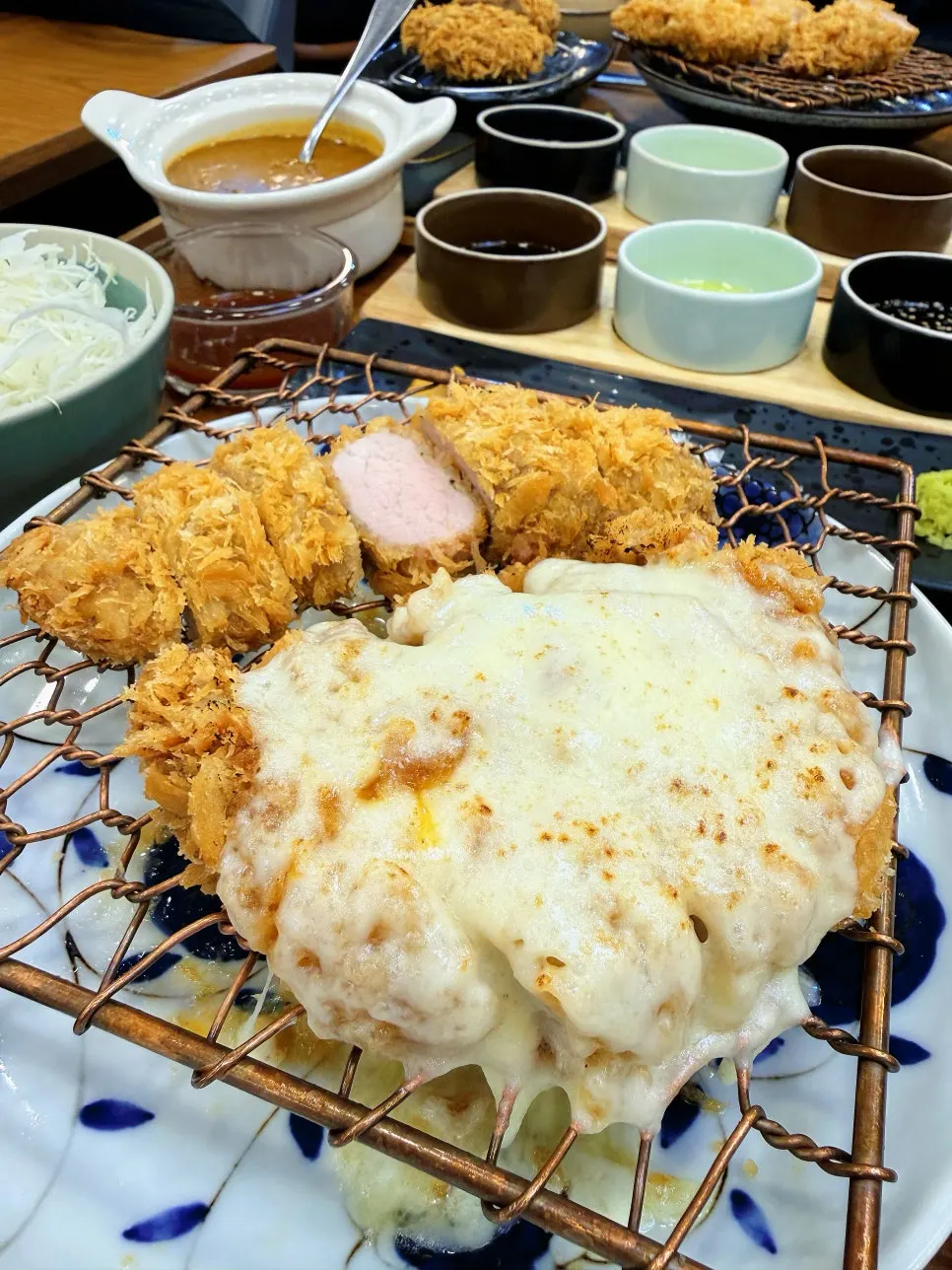 리애 치즈 안심 돈까스 접시