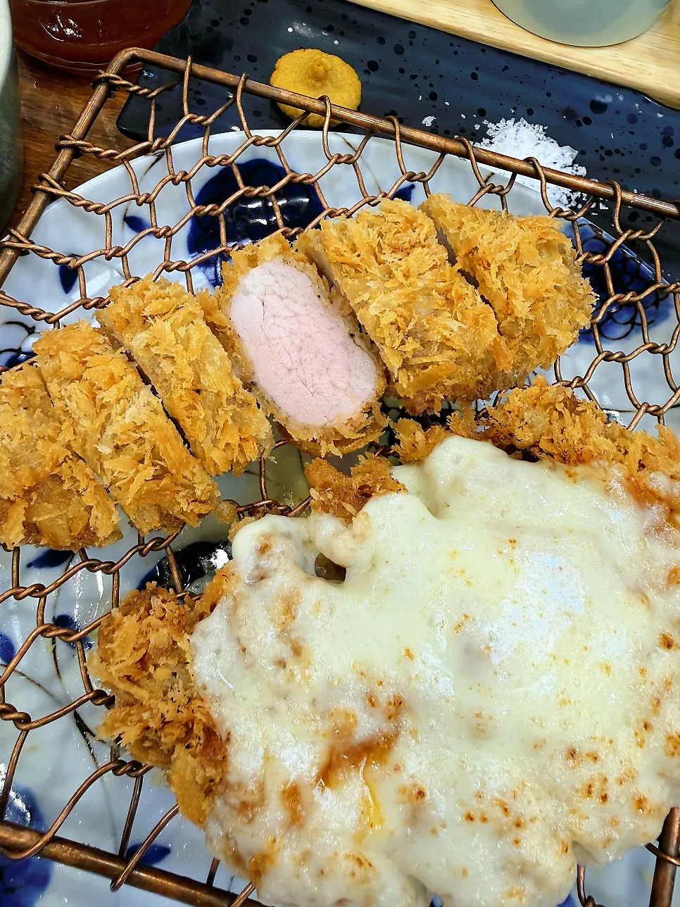 치즈가 들어간 돈까스 단면
