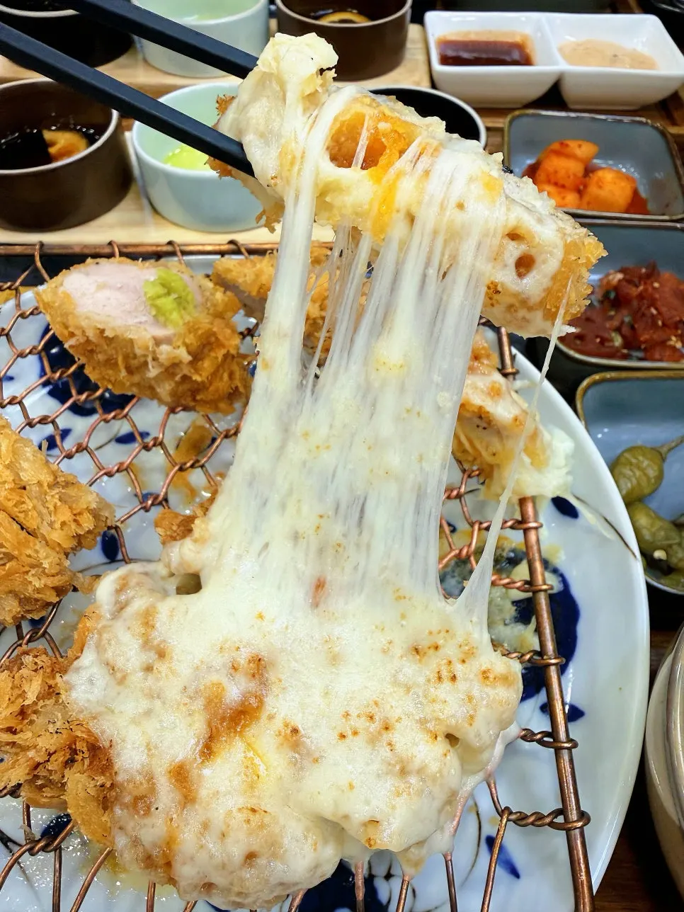 바삭한 튀김옷과 고소한 치즈가 보이는 돈까스