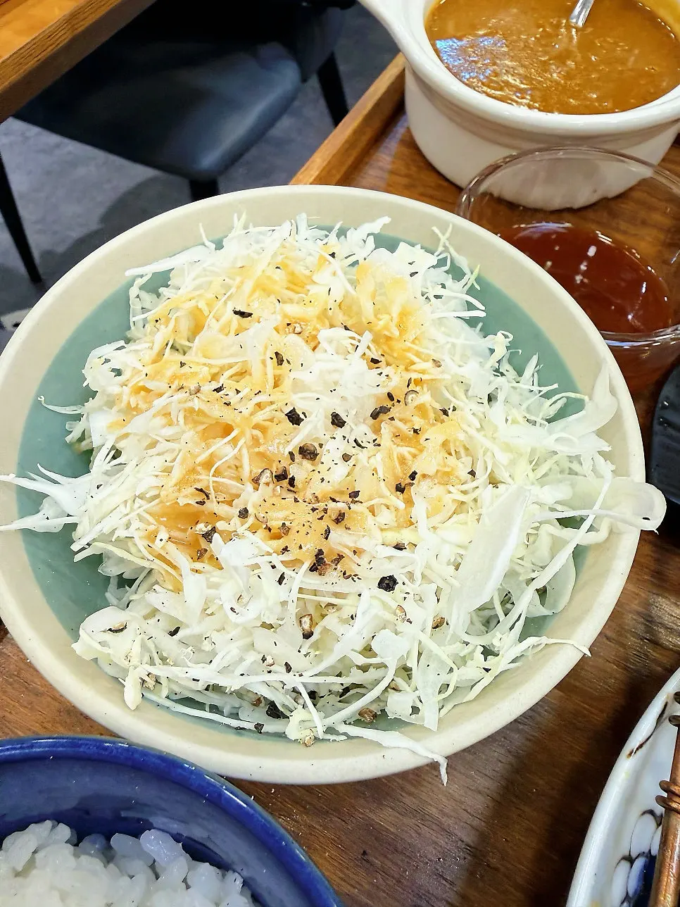 카레와 밥을 곁들인 한 끼