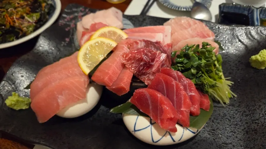 Salad topped with tuna and seaweed flakes