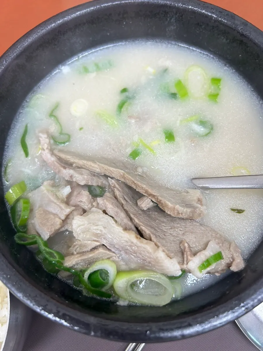 Pork soup topped generously with garlic chives