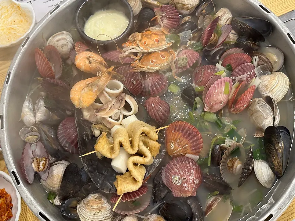 Giant clam hot pot at Gaetbeol-ui Jogae Yeouido Main Branch, main image