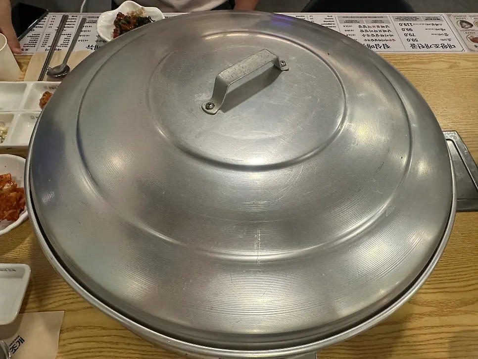 The giant clam hot pot arriving with its lid still on