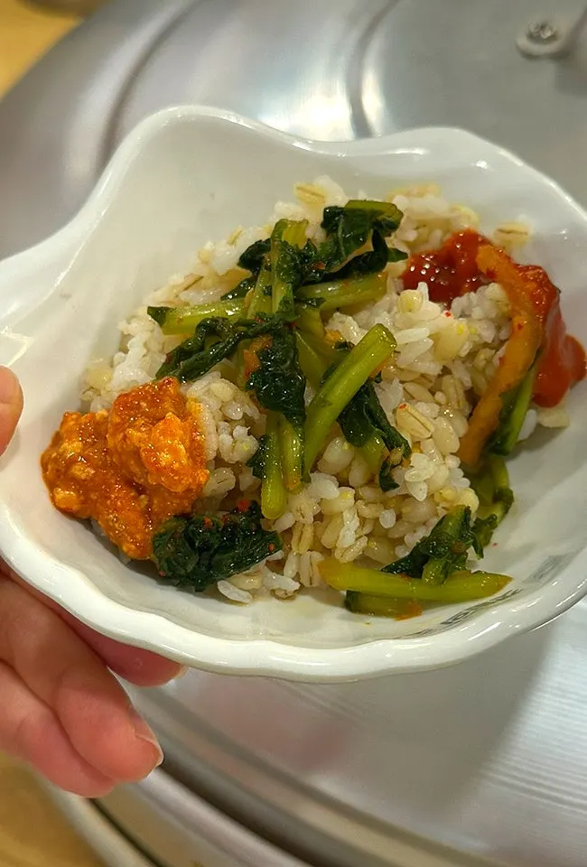 열무김치와 강된장 올린 보리밥 비빔밥