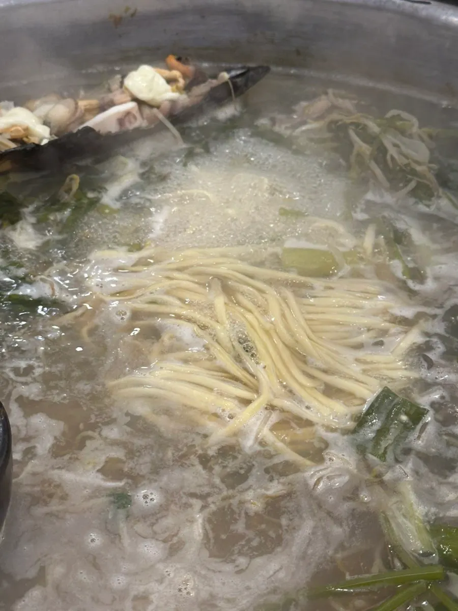 해물 육수에 삶은 칼국수 사리