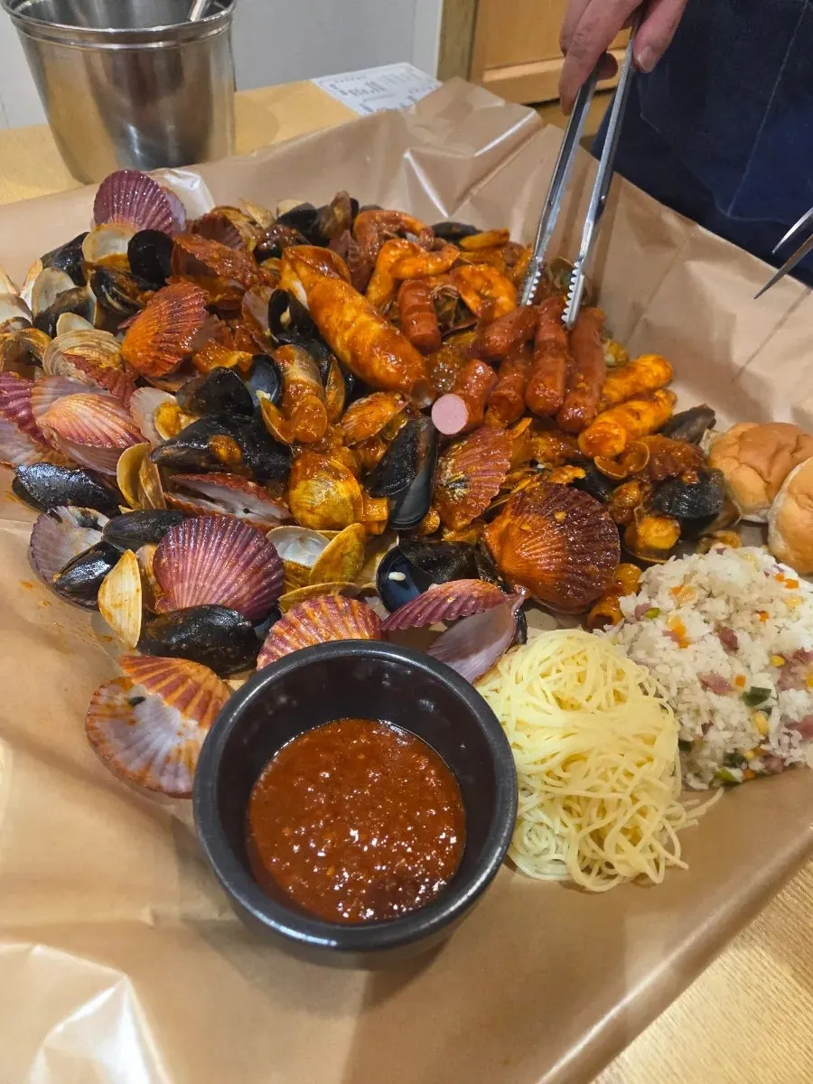 Table spread of giant clam hot pot at Gaetbeol-ui Jogae Yeouido Main Branch