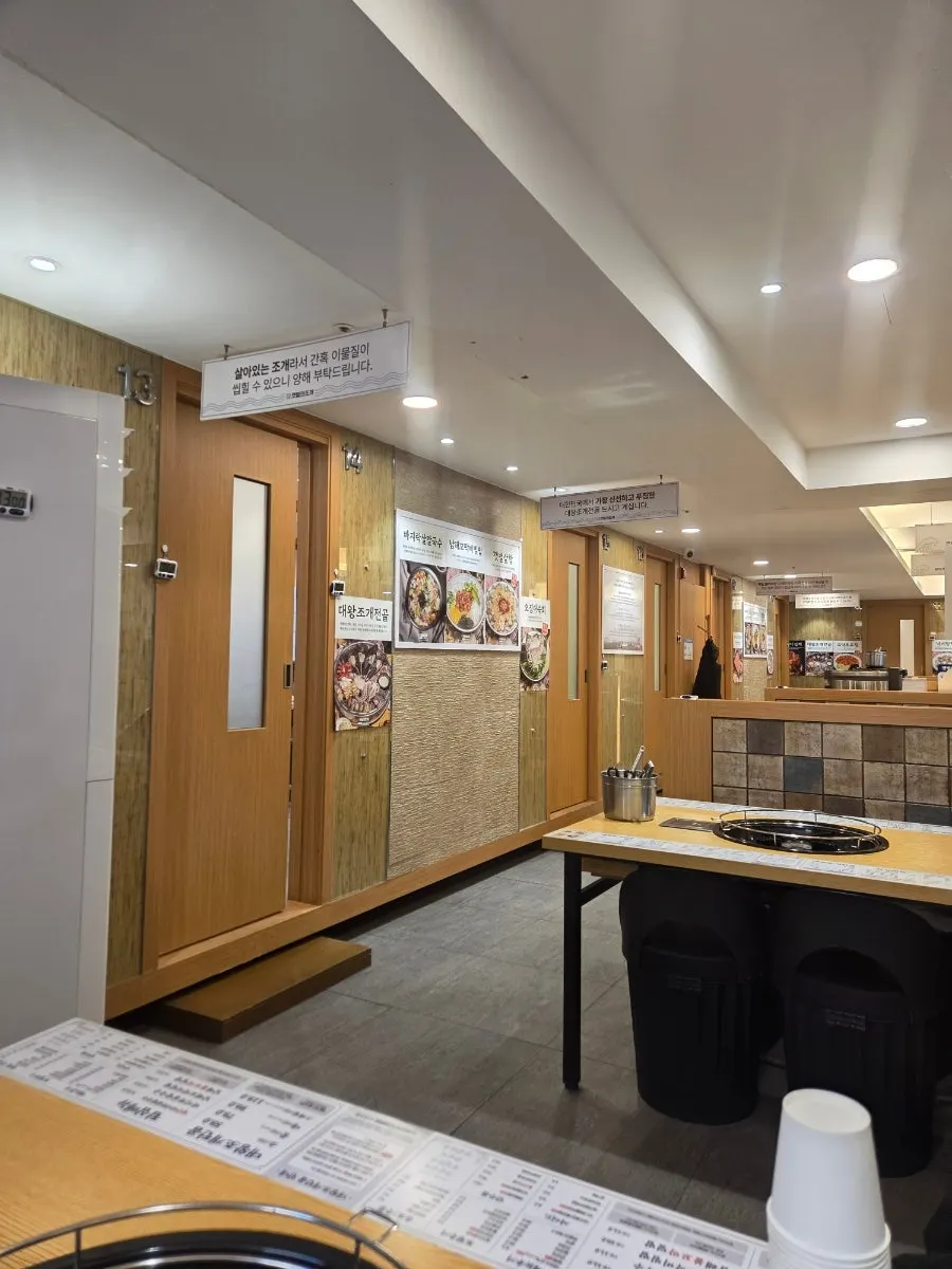 Spacious main hall seating at Gaetbeol-ui Jogae Yeouido Main Branch