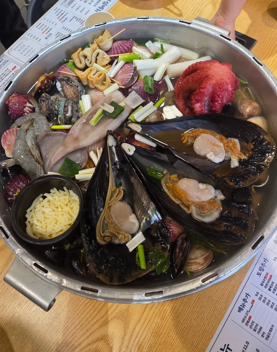 Large giant clam hot pot pot piled with seafood