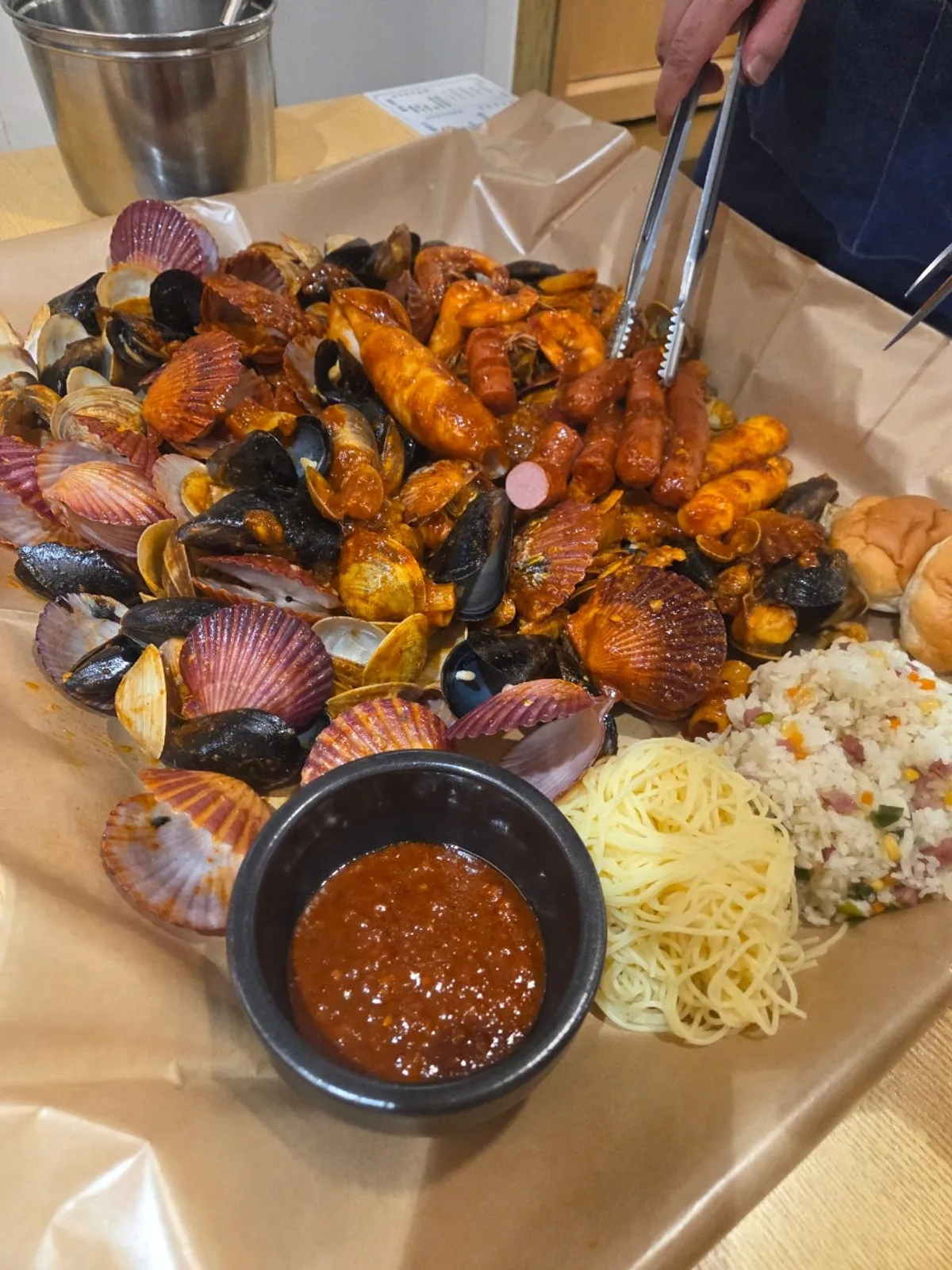 Small seafood boiling in red sauce