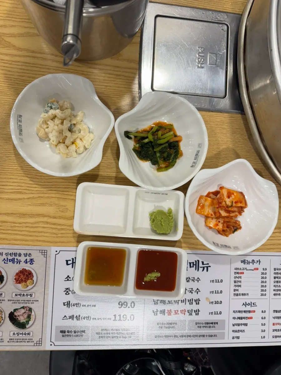 セルフバーでよそってきたおかずの皿