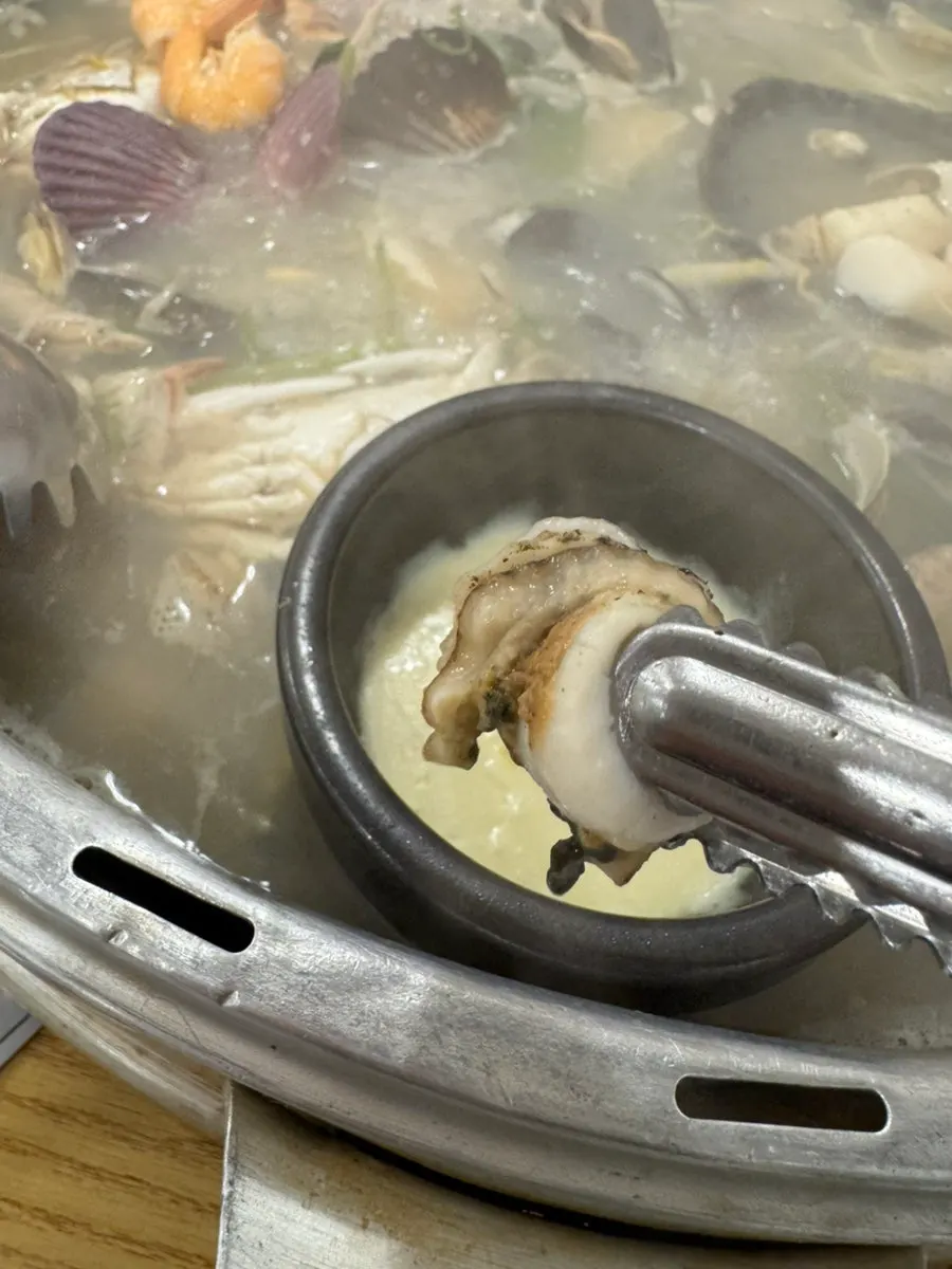 煮えている大王貝鍋の鍋の中