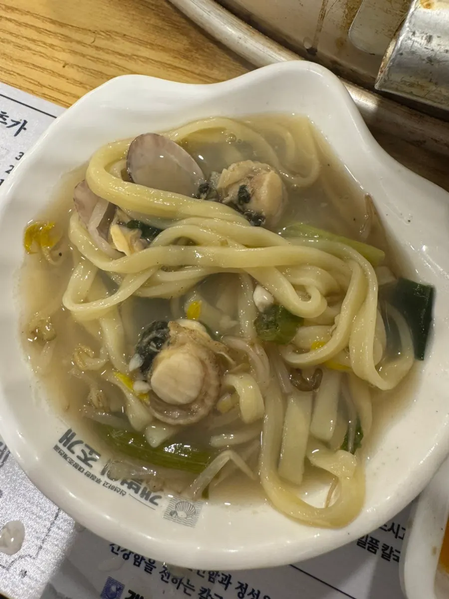 濃厚なスープで煮たカルグクスの麺