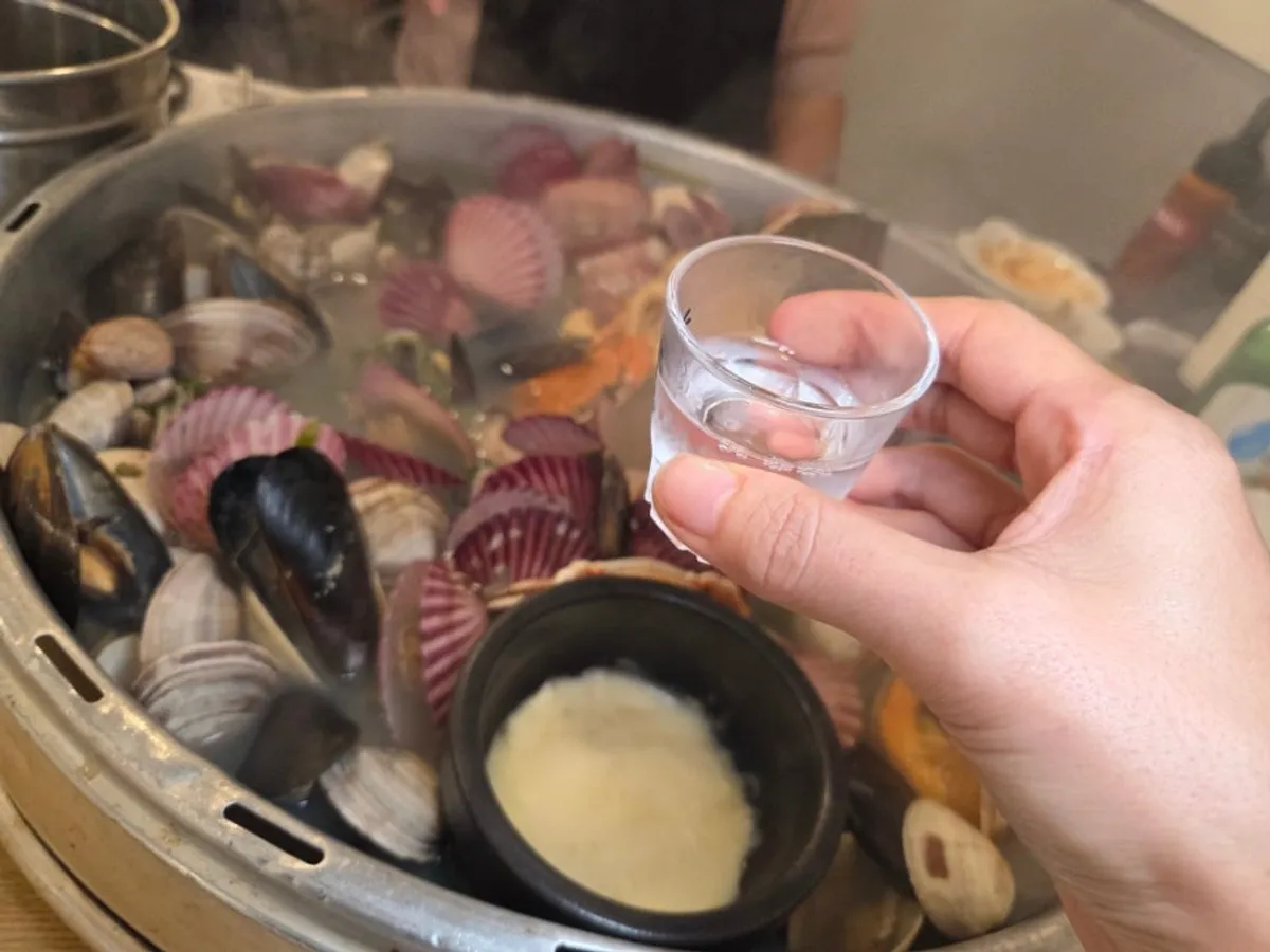 Table setup for the giant clam hot pot at Gaetbeol-ui Jogae Yeouido Main Branch
