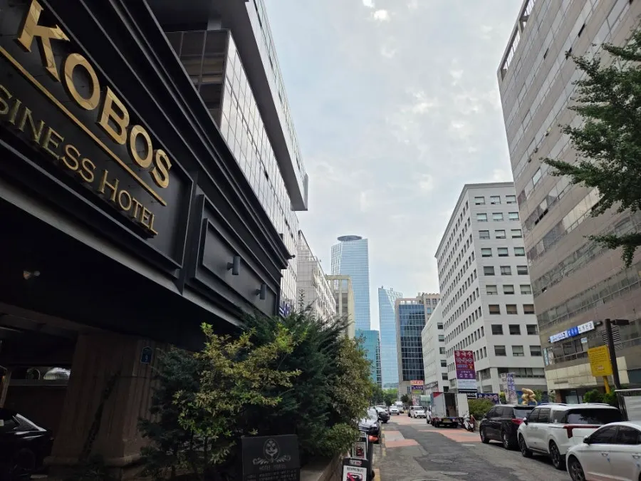The Yeouido hotel building across from Gaetbeol-ui Jogae Yeouido Main Branch