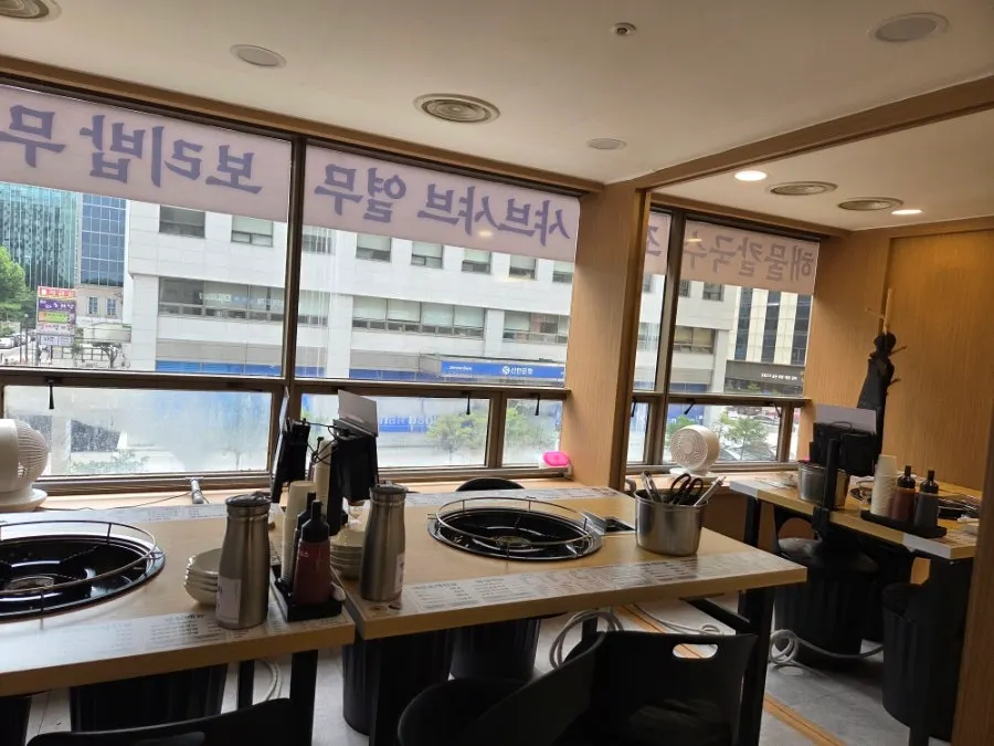 Interior with room-style seating at Gaetbeol-ui Jogae Yeouido Main Branch