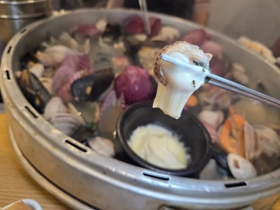 Stretchy melted cheese with clam meat