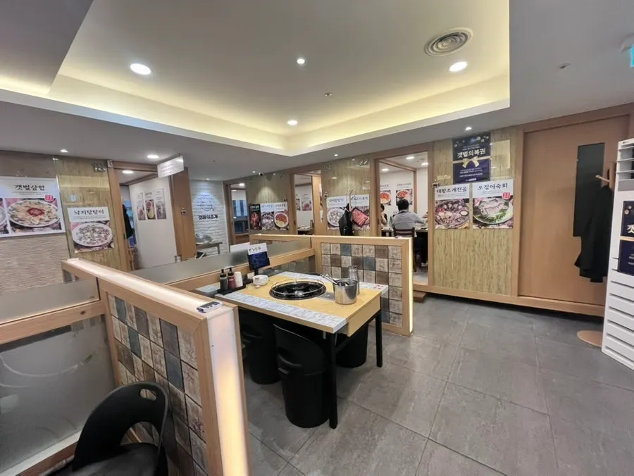 Spacious dining hall inside Gaetbeol-ui Jogae Yeouido Main Branch