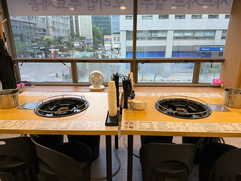 Spacious room seating at Gaetbeol-ui Jogae Yeouido Main Branch