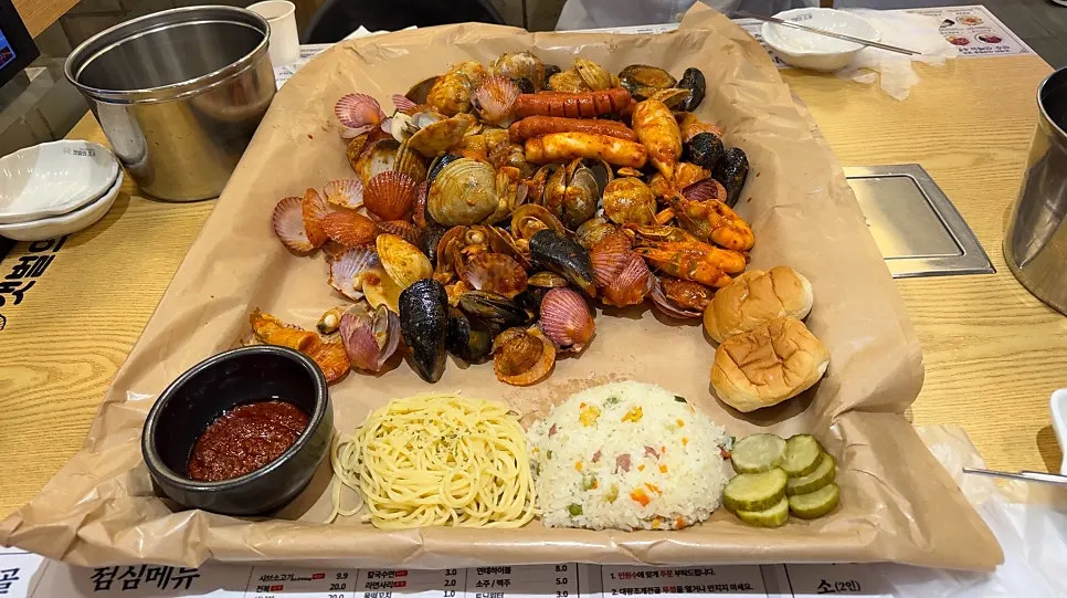 Table setting for the tomato-sauce-based seafood boiling