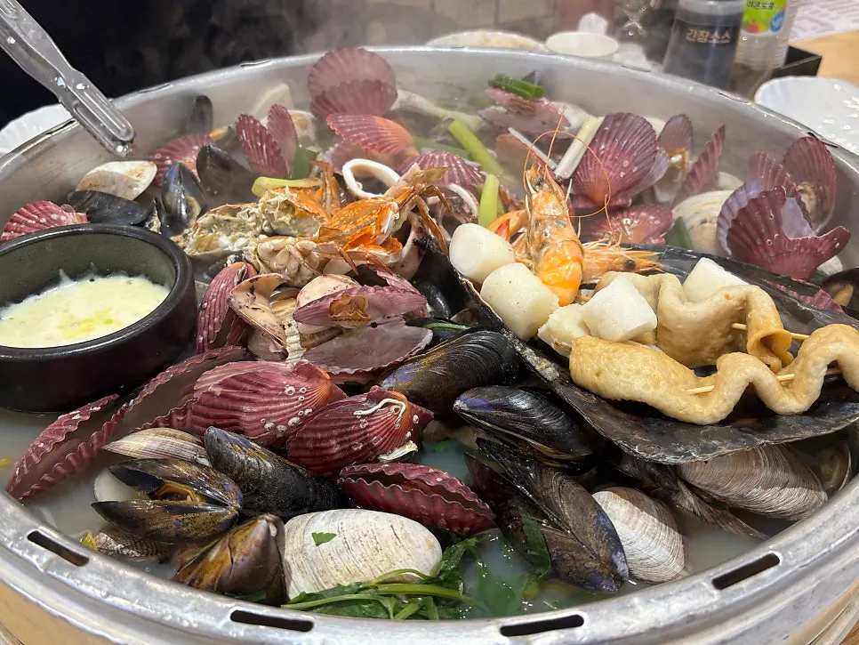 Cooked clam meat and the clear broth