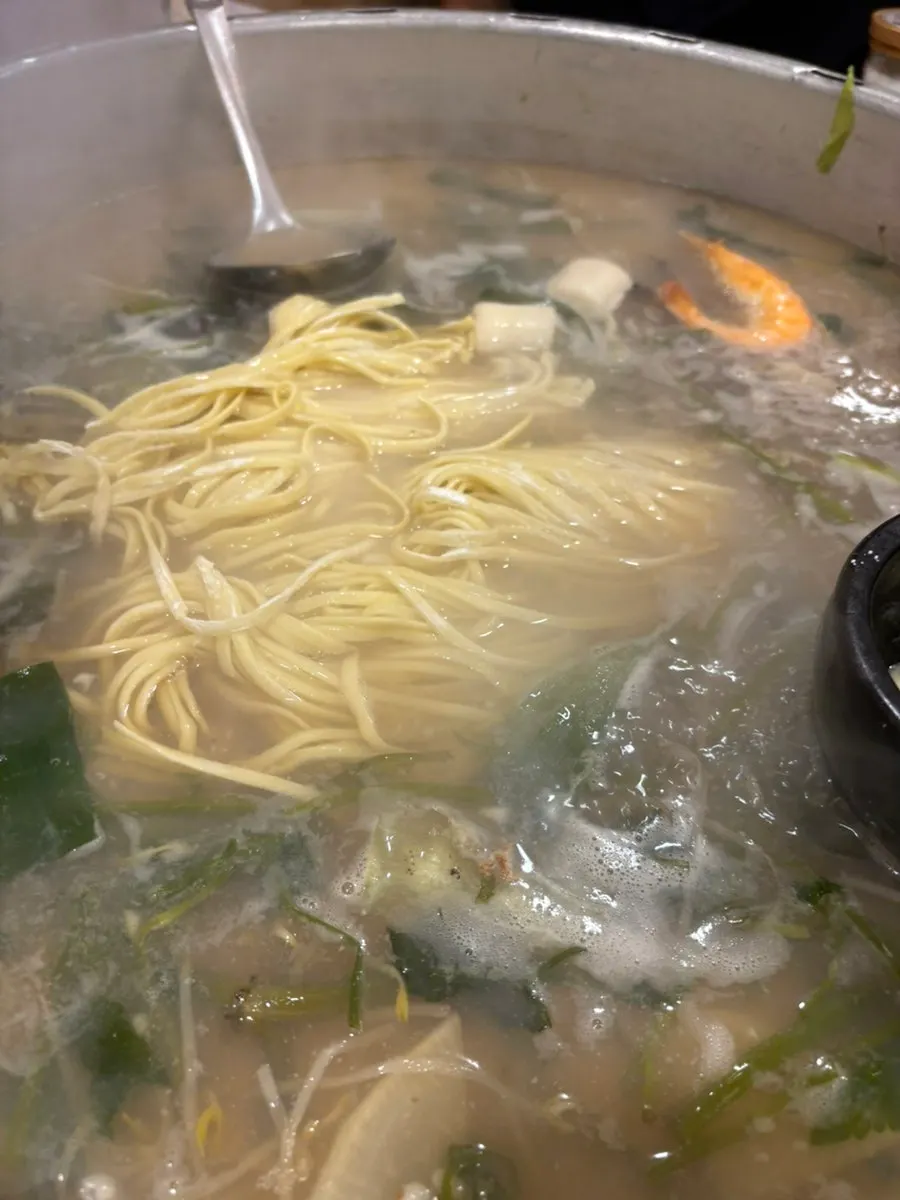 조개전골에 넣기 전 칼국수 사리
