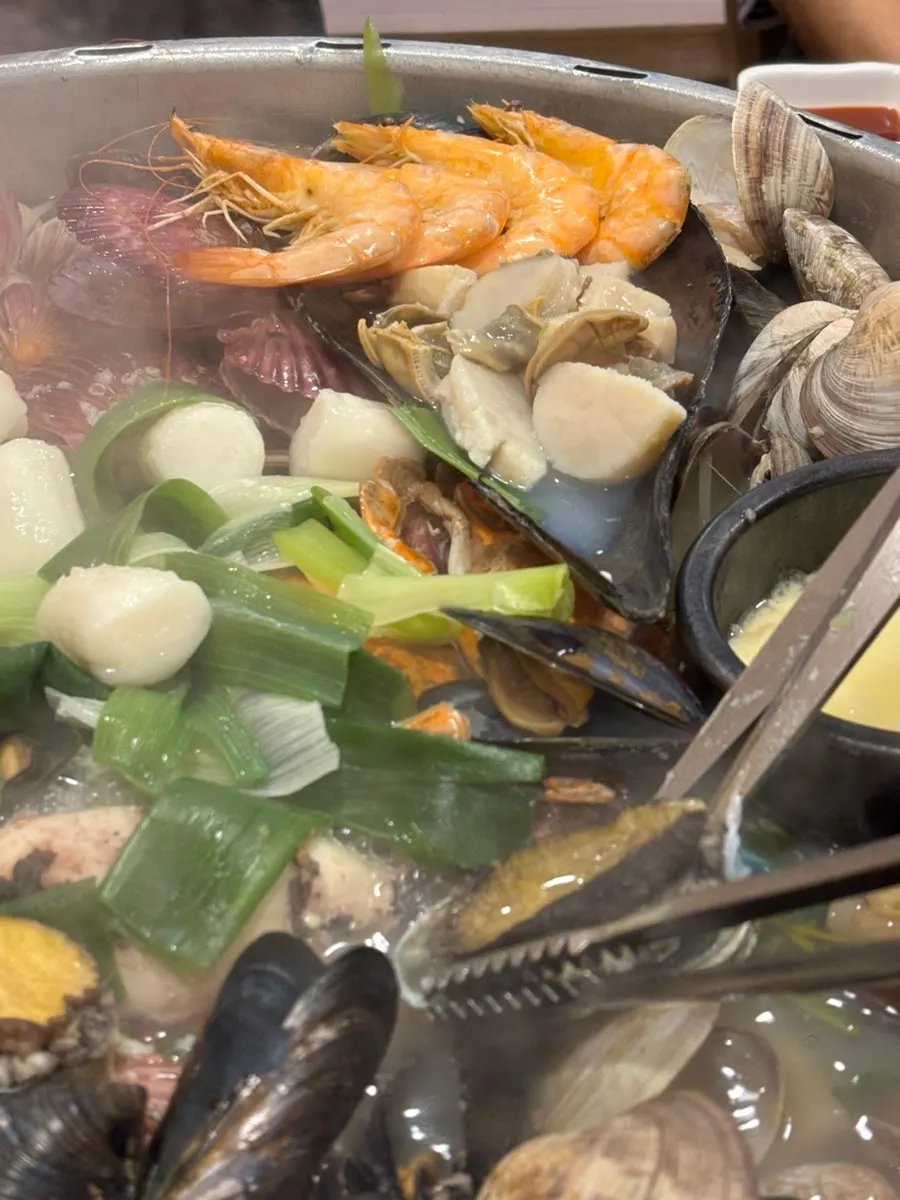 익은 칼국수 면발과 겉절이 김치