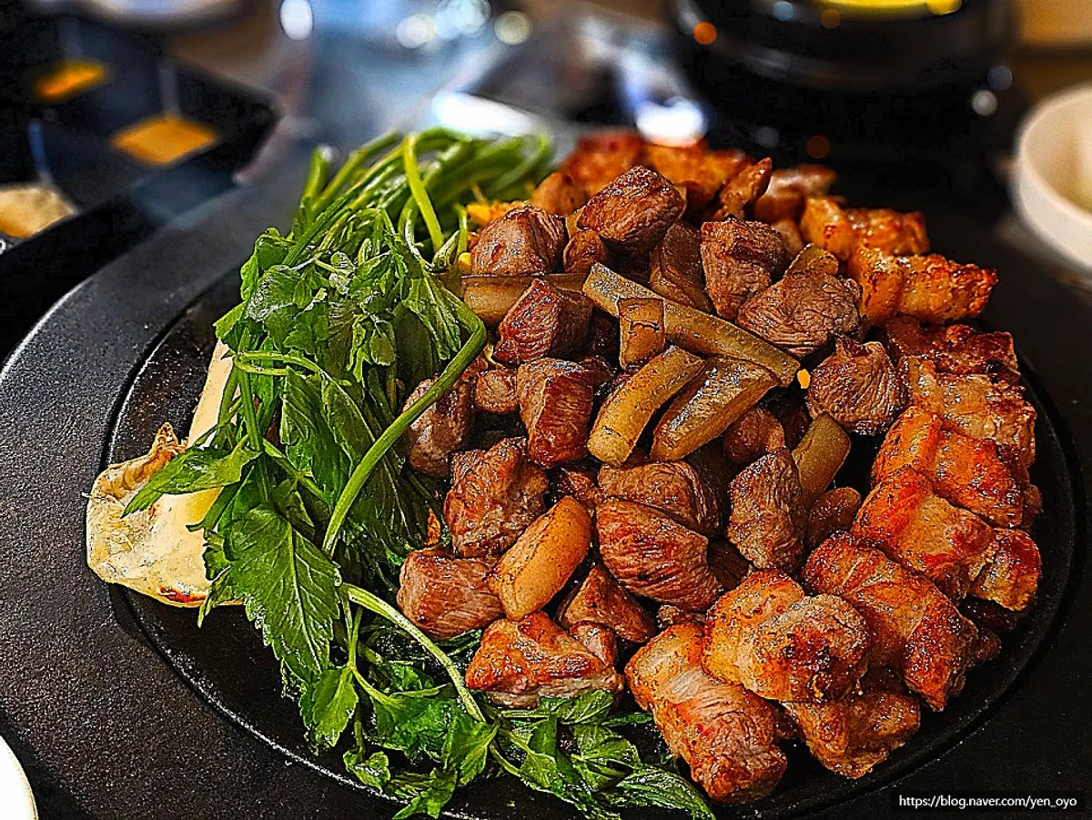 서비스 계란찜과 미나리 두판