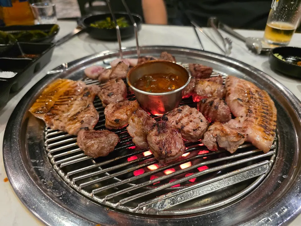 먹기 좋은 크기로 잘라준 노릇한 흑돼지 구이