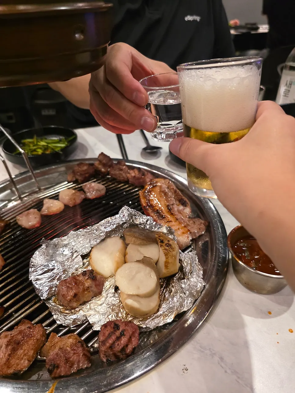 흑돼지 구이와 함께한 소주와 맥주 한잔