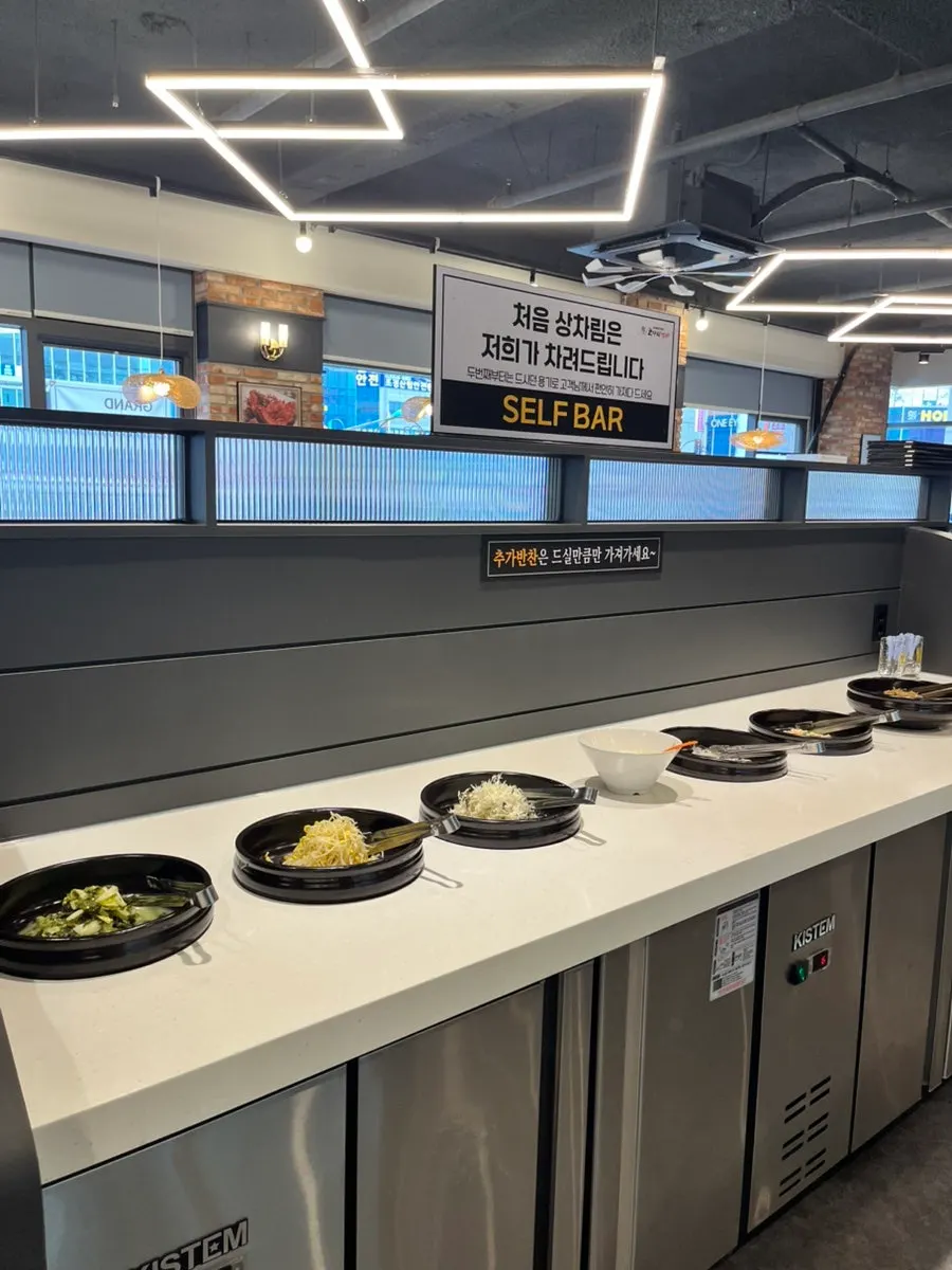 Gim and cold bean sprout soup among the side dishes
