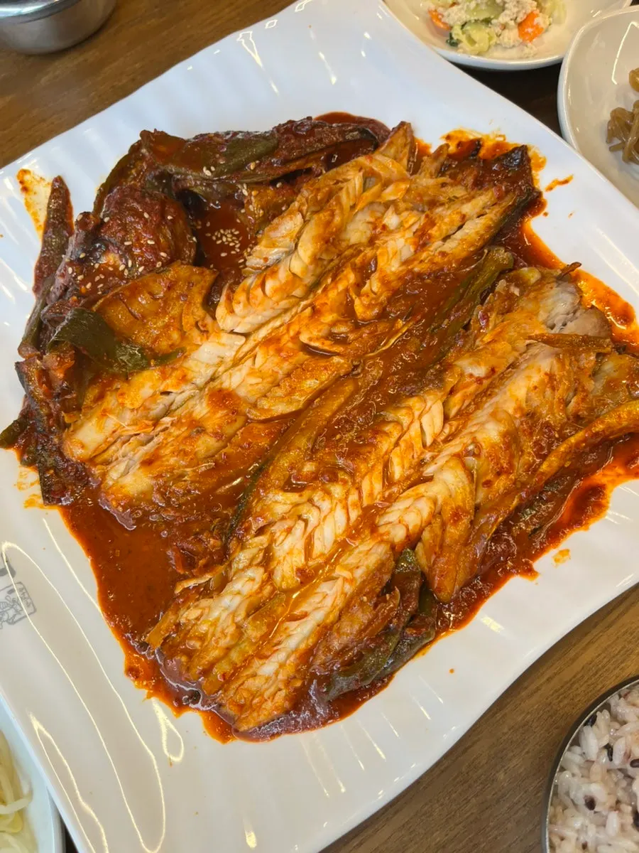 A bite of kodari flesh well coated in sauce