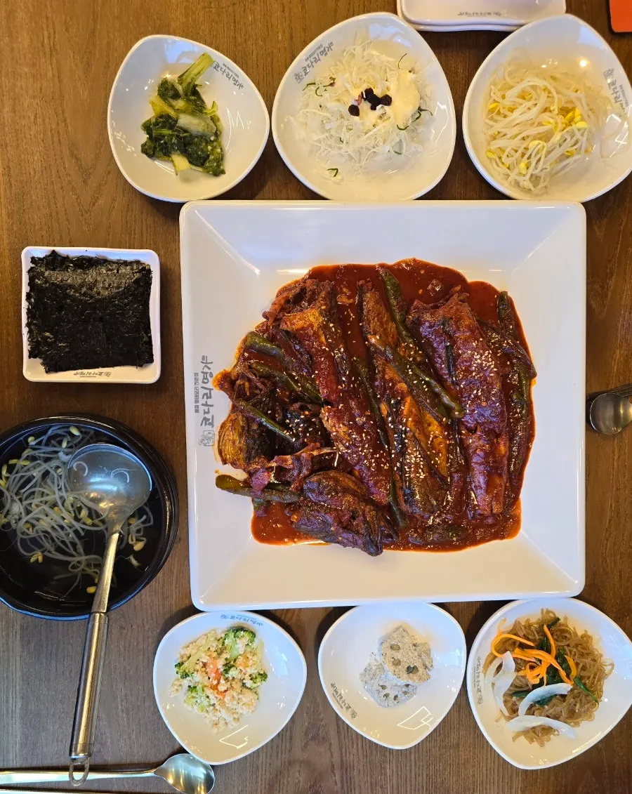 매콤 명태조림과 솥밥 상차림