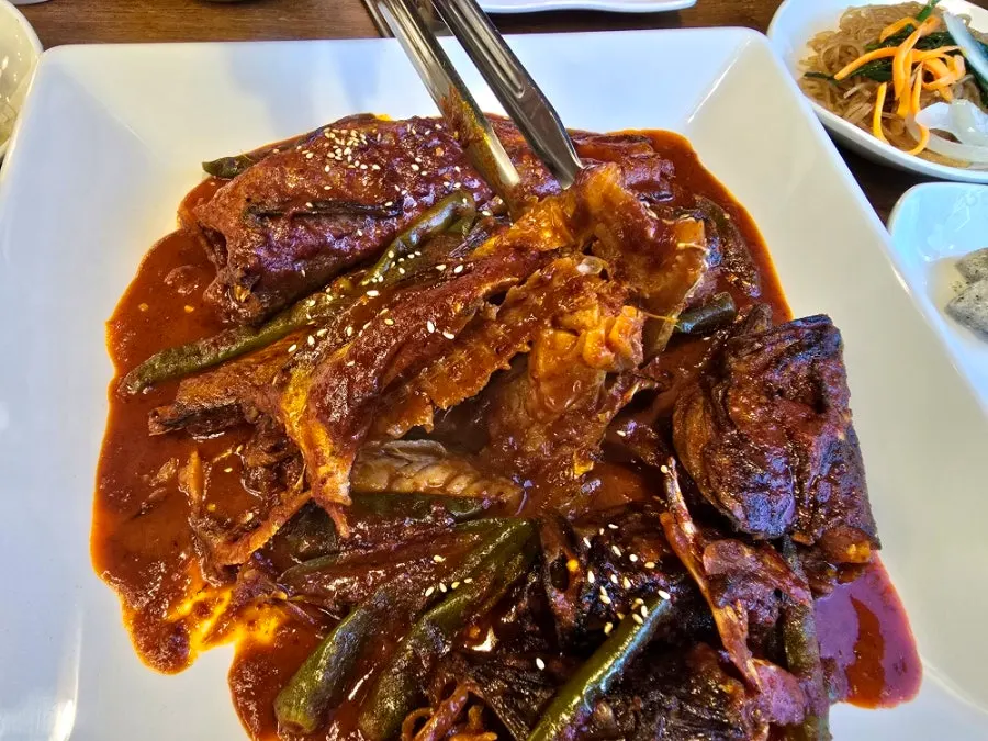 명태 3마리가 담긴 2인분 명태조림