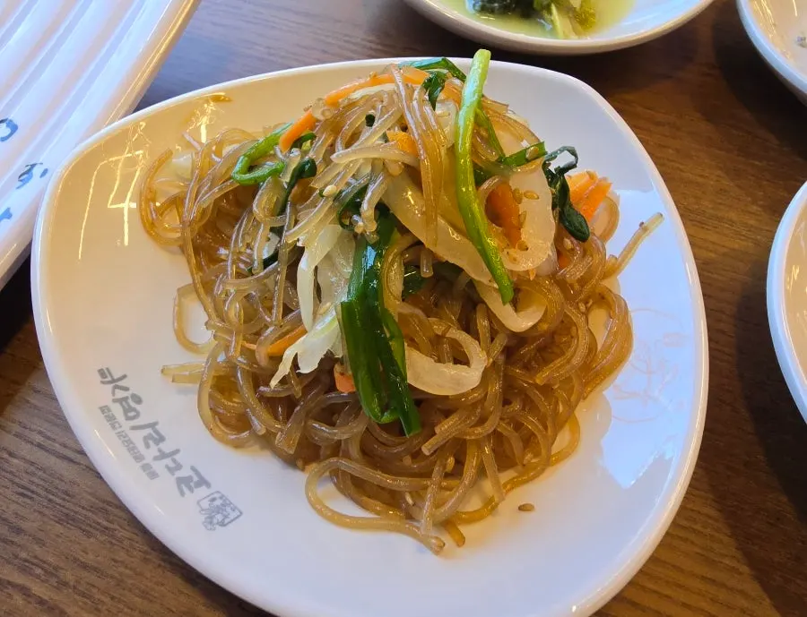 채소가 가득한 잡채 밑반찬