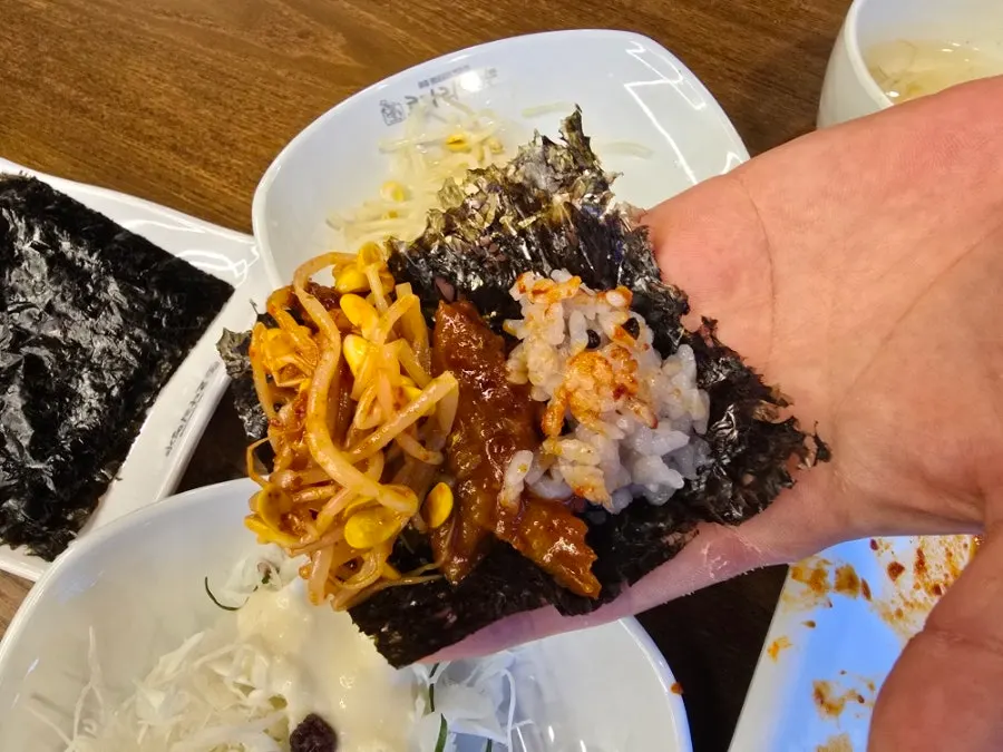 김에 명태와 콩나물, 밥을 올린 쌈