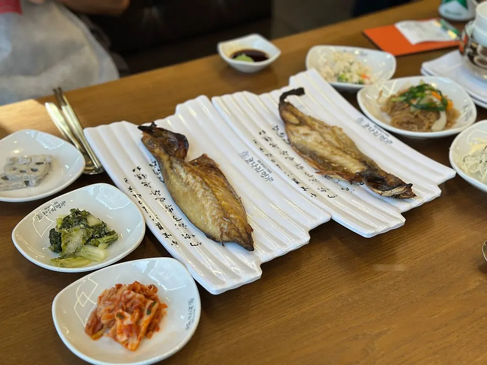 점심 한상차림으로 나온 반찬들