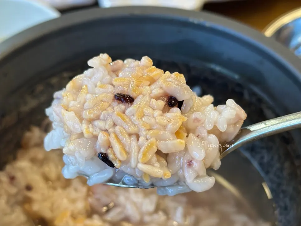 테이블에서 끓고 있는 솥밥