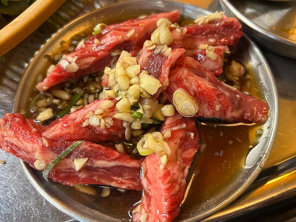 Raw galmaegisal (skirt meat) grilling over the charcoal