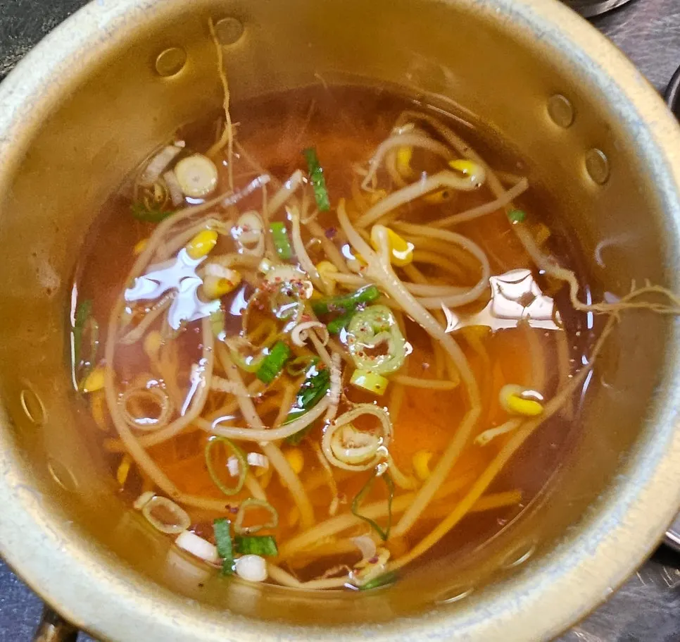 생목살과 양념 소갈비살 접시